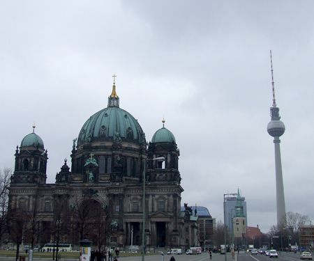 Berliner Dom con il Berliner Fernsehturm
