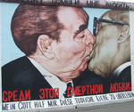 La piu' famosa foto sul muro di Berlino nella East Side Gallery